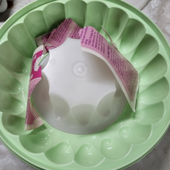 Tupperware Green and White Mold - Picture 3 of 4